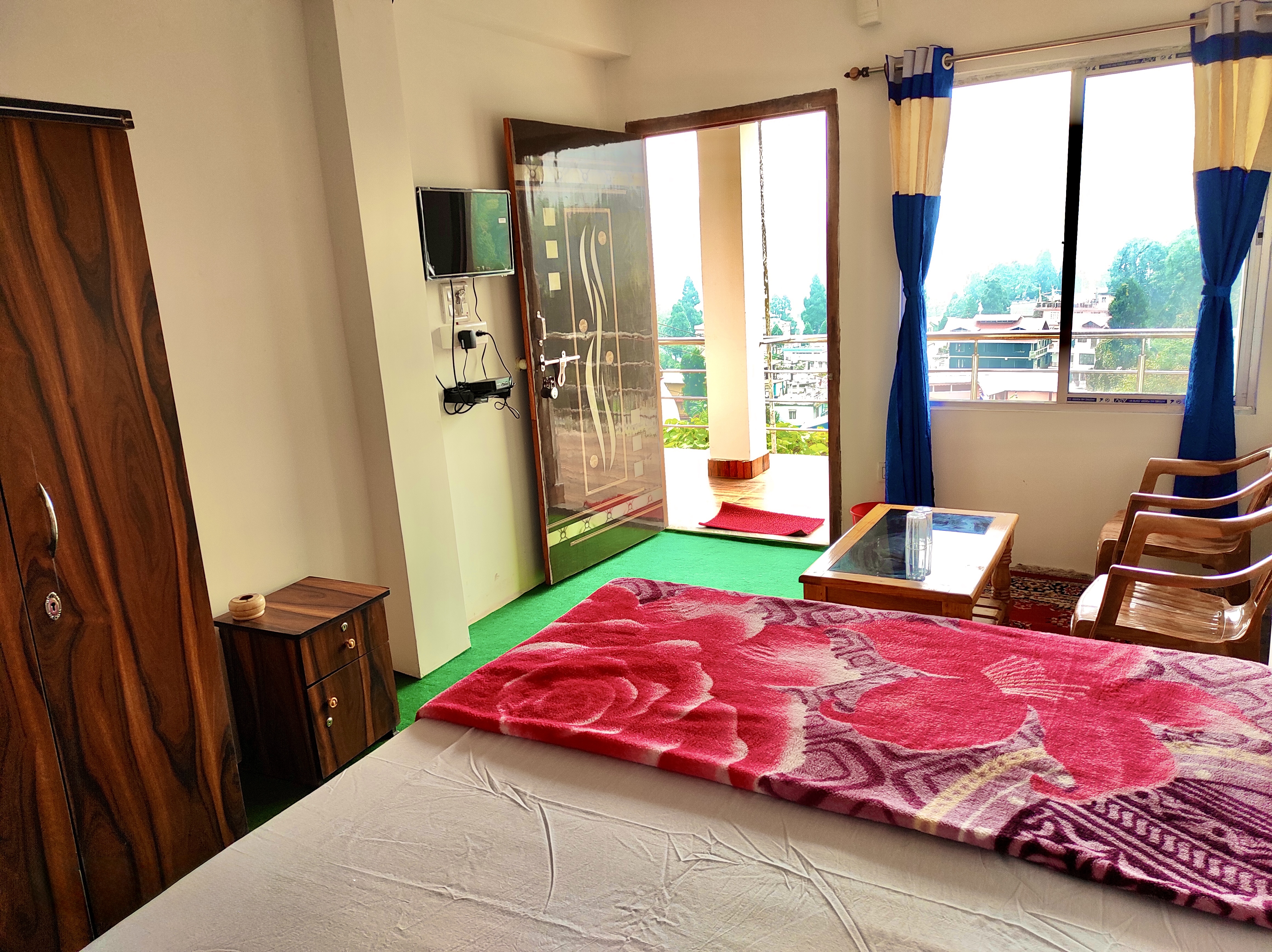 Golden Sunview Room